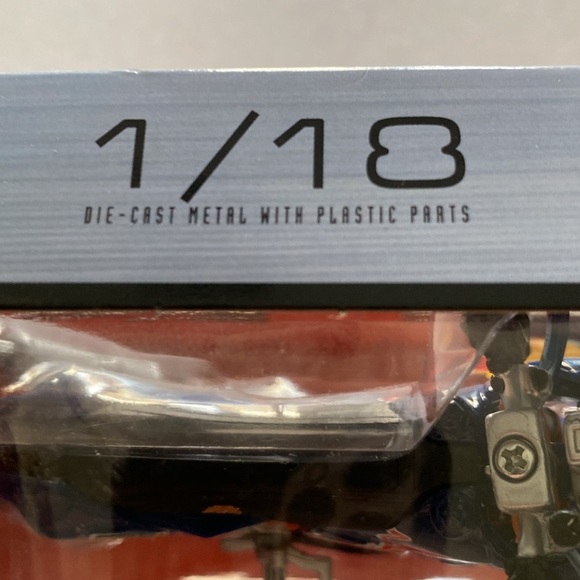 Bburago KTM 450 Rally ( Dakar Rally) 1/18 Motorcycle Die Cast Metal w/ Plastic - Picture 4 of 6